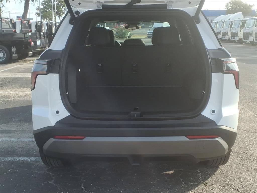 New 2027 Chevrolet Equinox LT w/ Convenience Package II FWD image 12