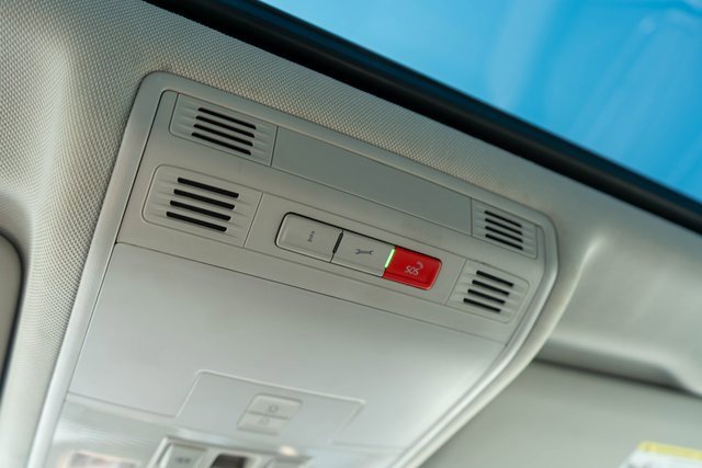 Used 2021 Volkswagen Tiguan SE image 37