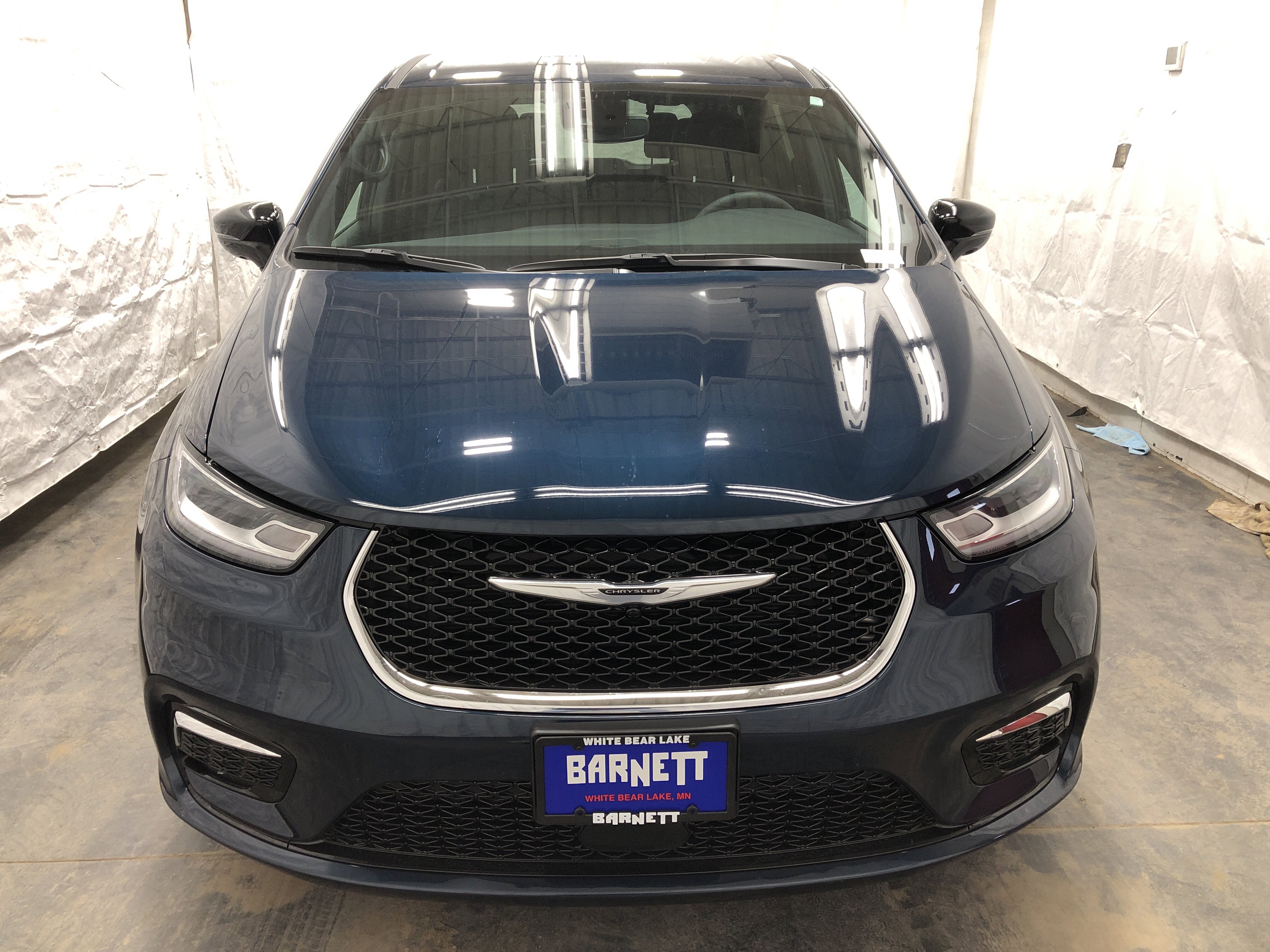 Certified 2025 Chrysler Pacifica Select w/ Uconnect Theater Family Group FWD image 9