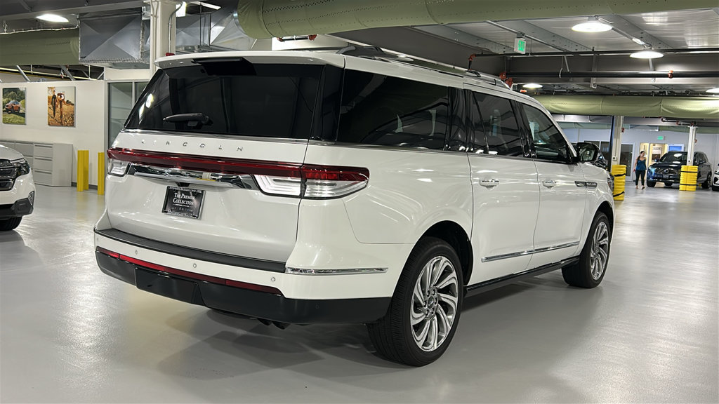 Used 2023 Lincoln Navigator L Reserve AWD/4WD image 4