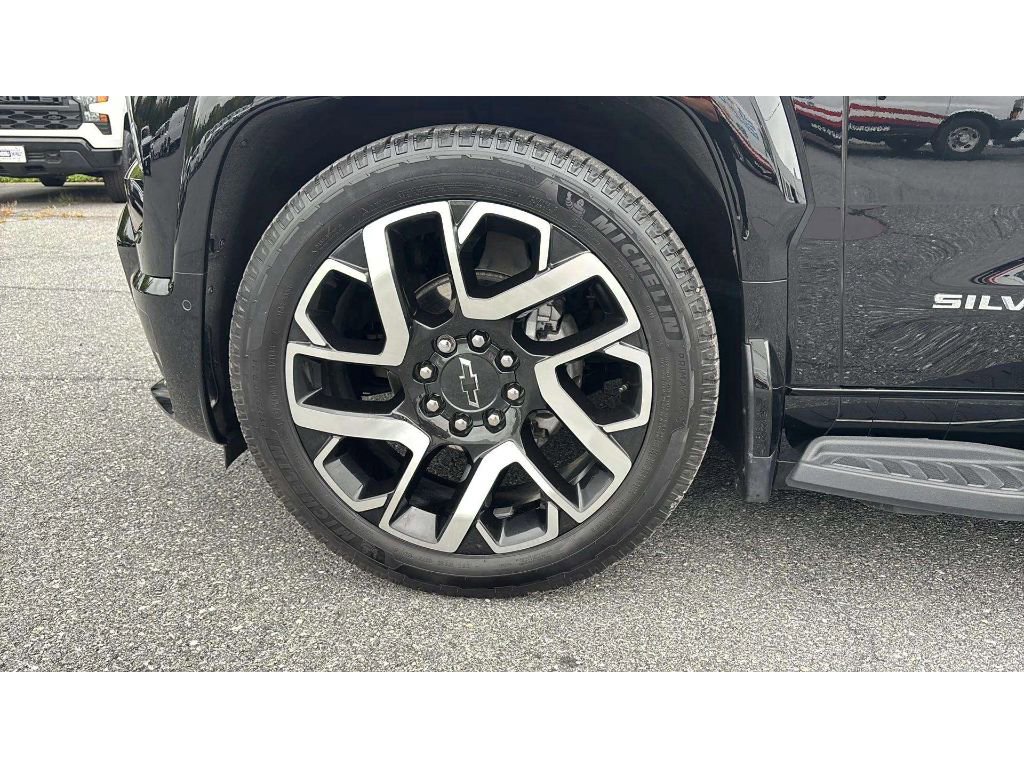 Certified 2024 Chevrolet Silverado EV RST image 28