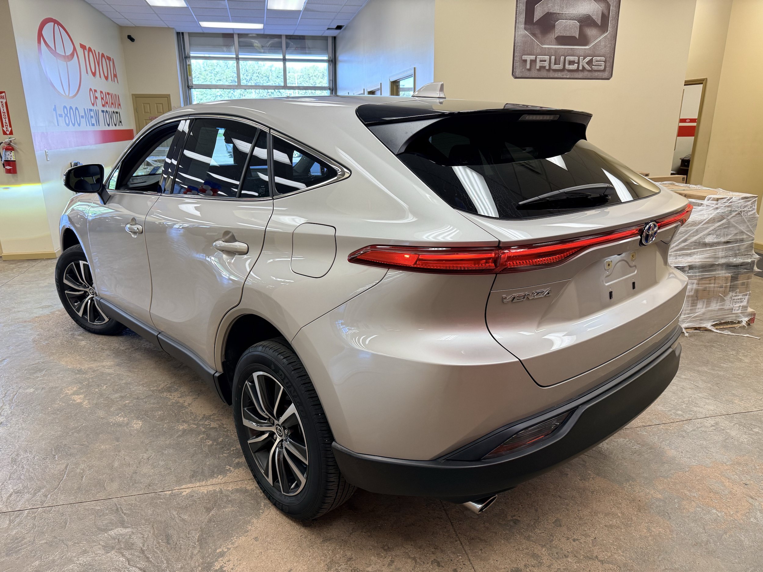 Used 2023 Toyota Venza LE AWD/4WD image 9