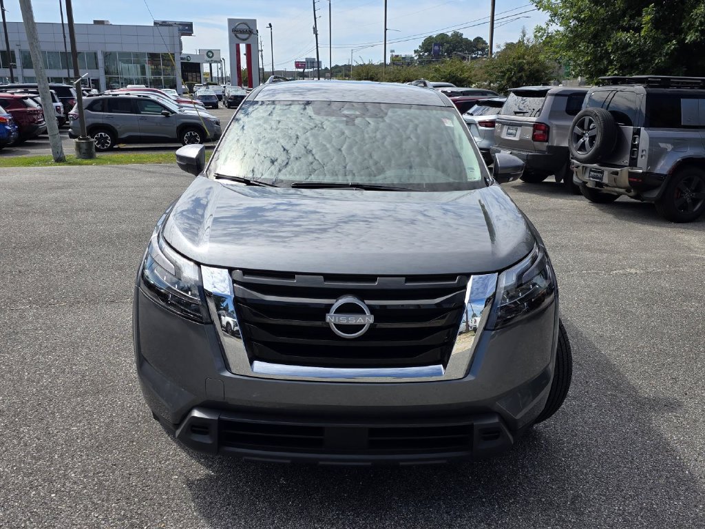 Used 2024 Nissan Pathfinder SV FWD image 2