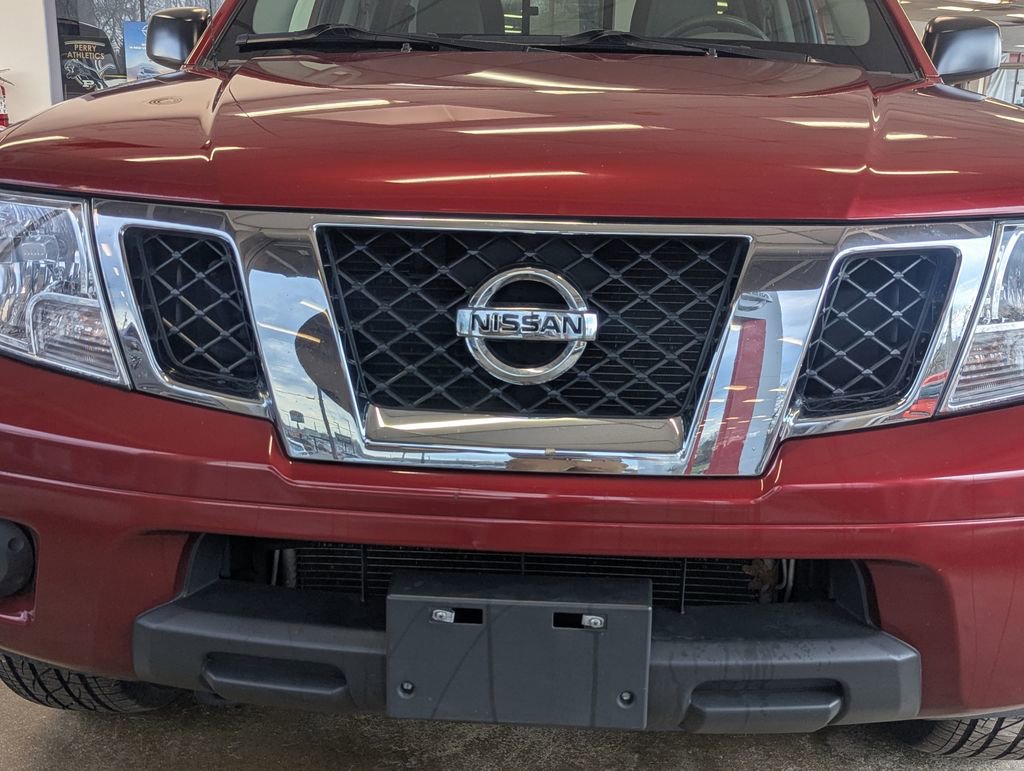 Used 2019 Nissan Frontier SV image 2