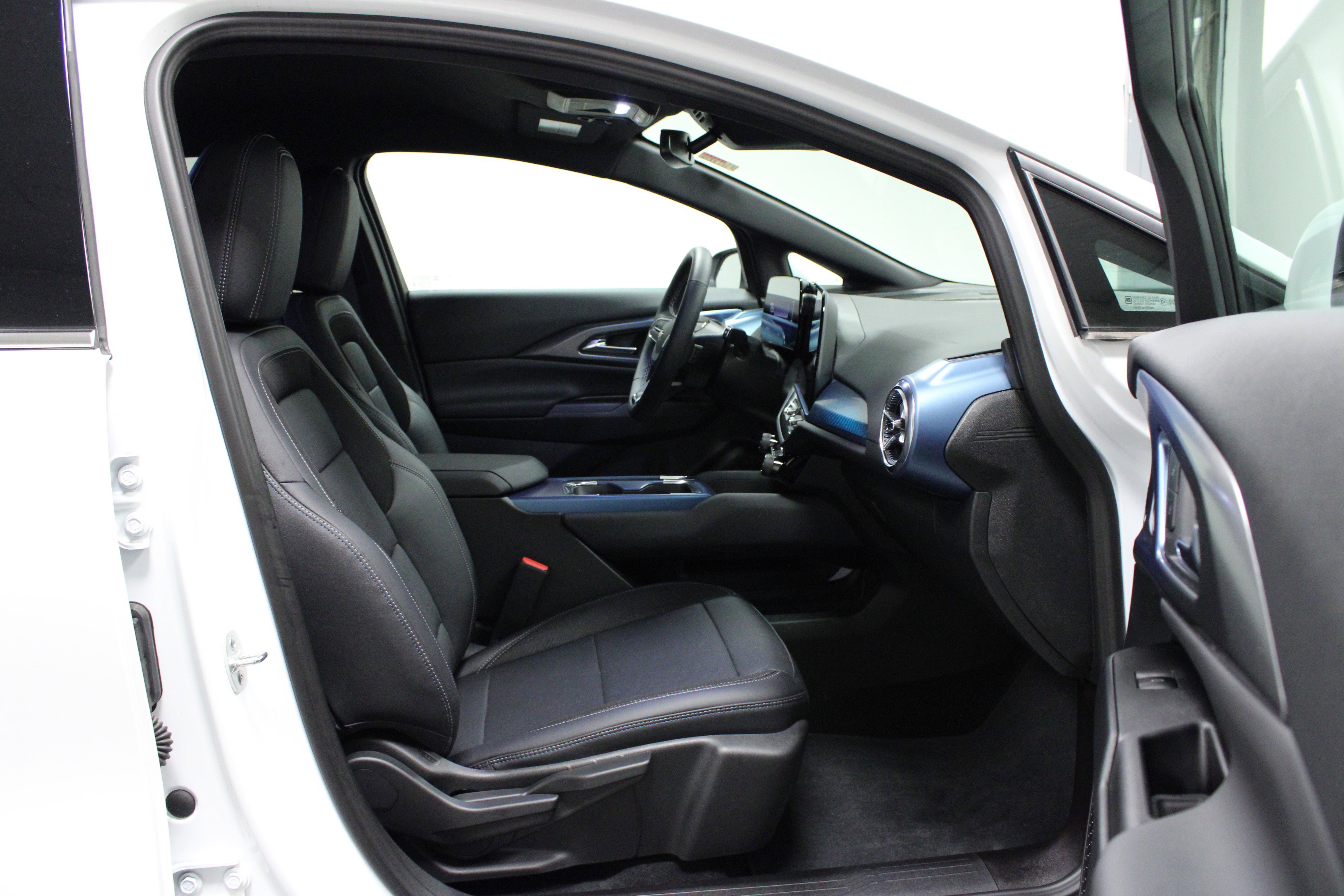 Used 2025 Chevrolet Equinox EV LT w/ Convenience Package image 16