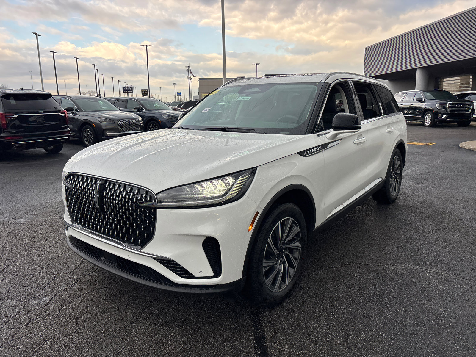New 2026 Lincoln Aviator AWD image 3