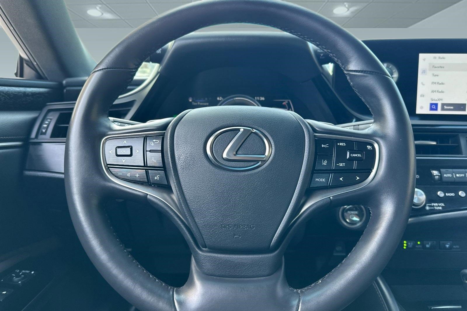 Used 2025 Lexus ES 300h w/ Premium Package image 17