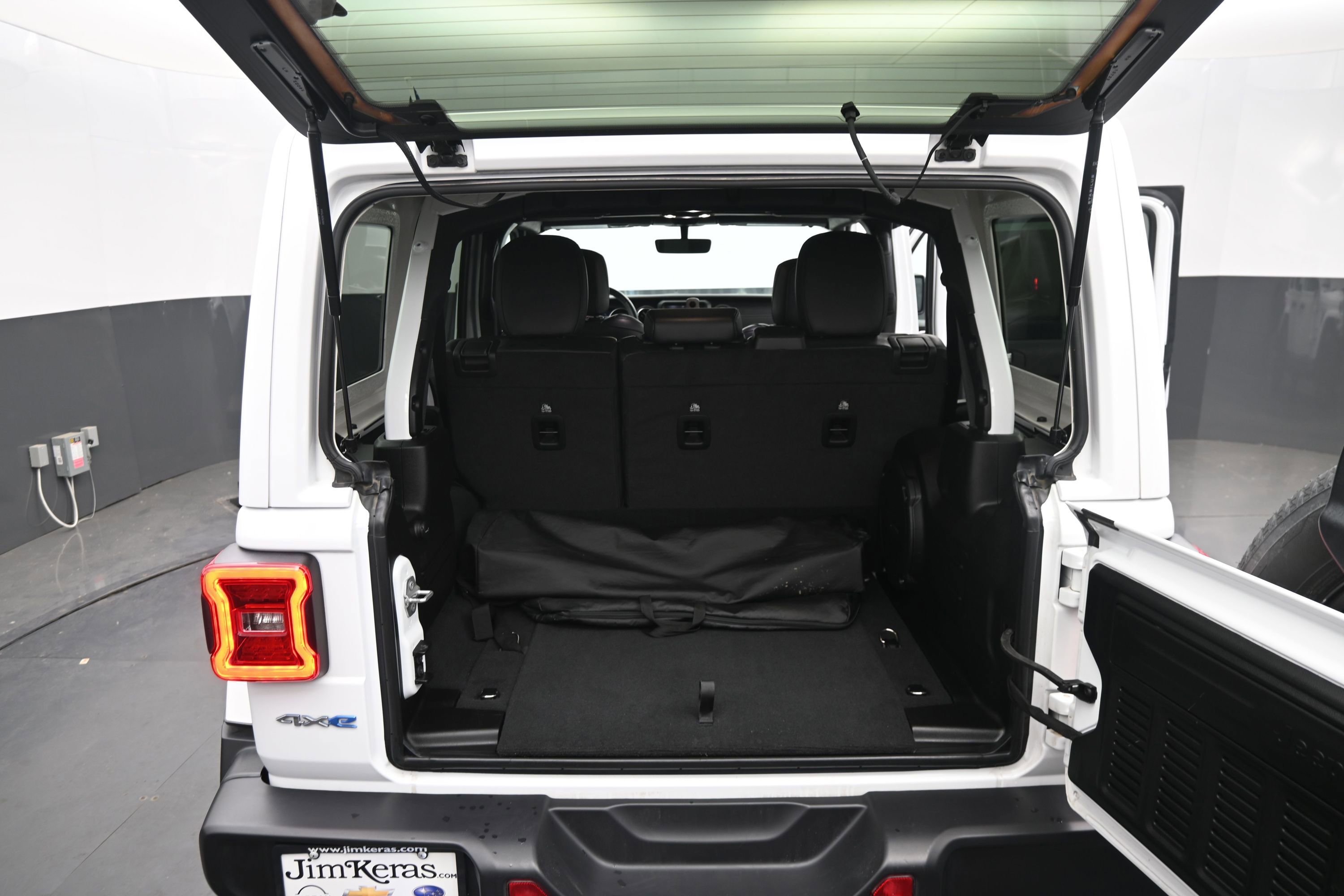 Used 2022 Jeep Wrangler Unlimited Sahara w/ Cold Weather Group AWD/4WD image 14