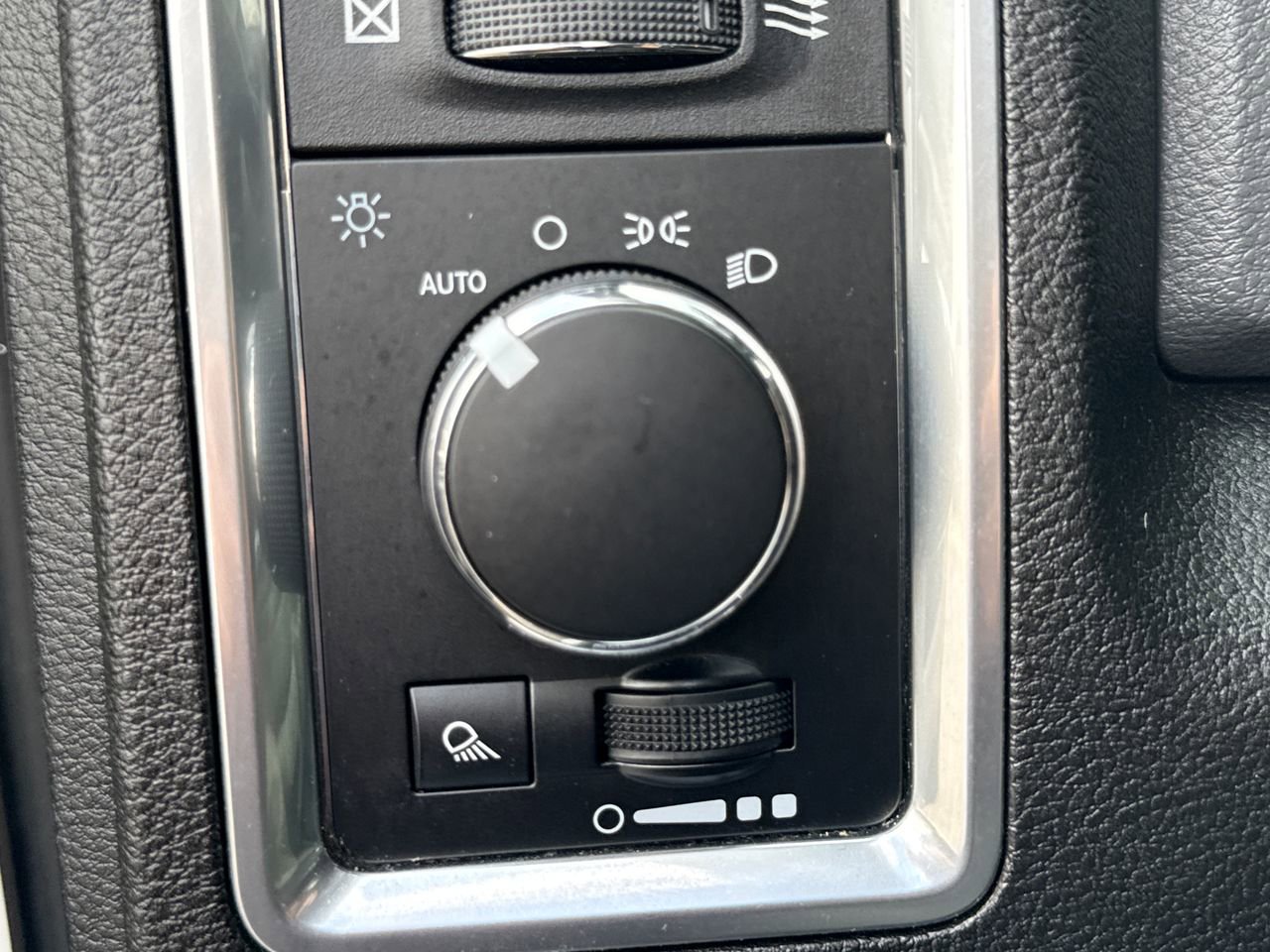 Used 2019 RAM 1500 Classic SLT w/ Luxury Group image 16