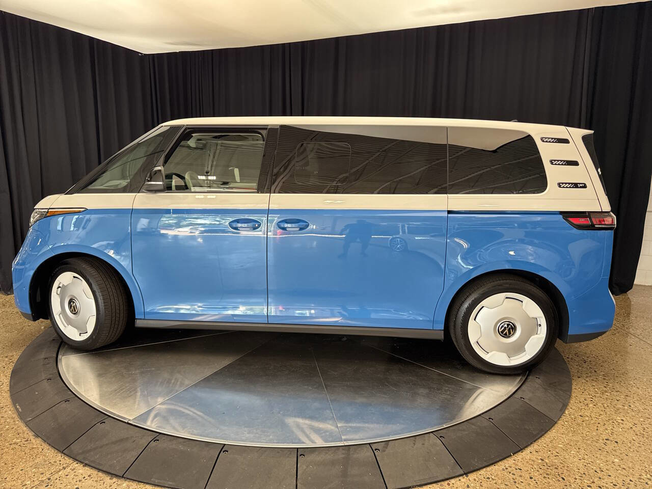 Used 2025 Volkswagen ID. Buzz 1st Edition image 4