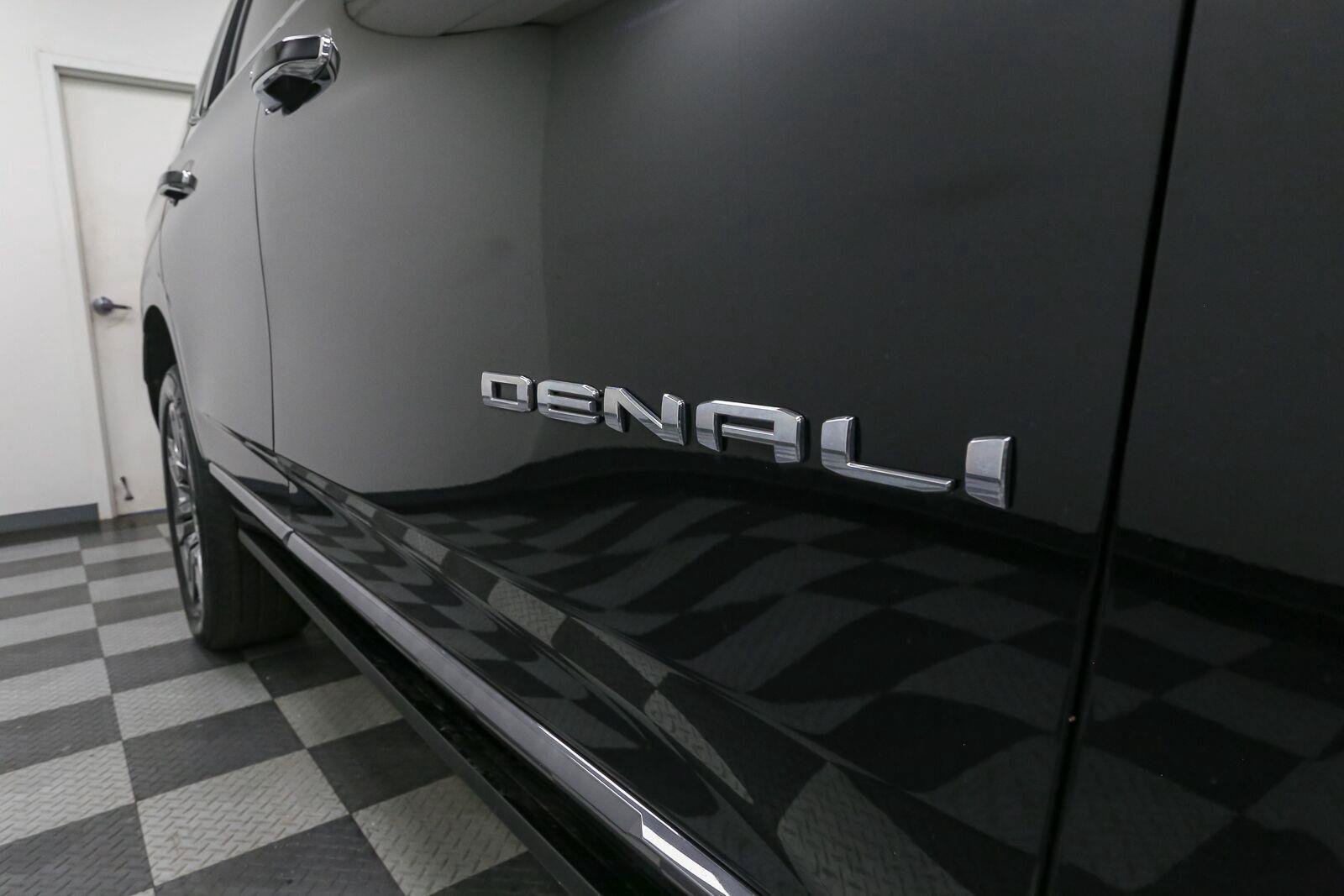 Used 2023 GMC Yukon Denali Ultimate AWD/4WD image 8