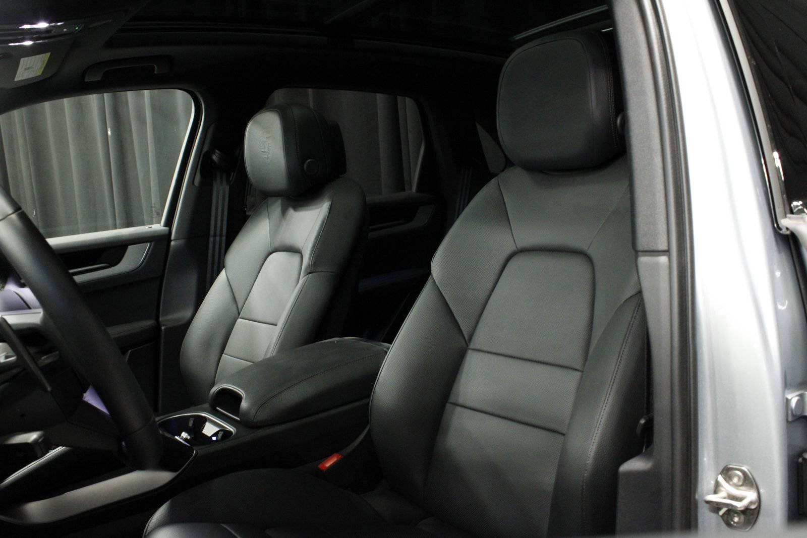 Certified 2025 Porsche Cayenne AWD/4WD image 19