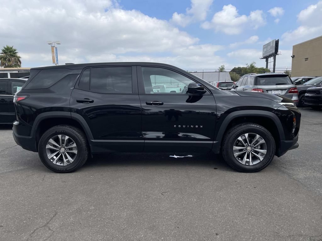 Used 2026 Chevrolet Equinox LT w/ Safety and Technology Package FWD image 2