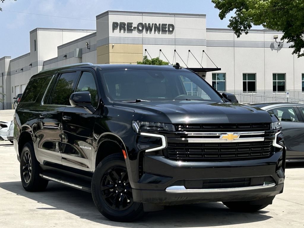 Used 2024 Chevrolet Suburban LT RWD image 2