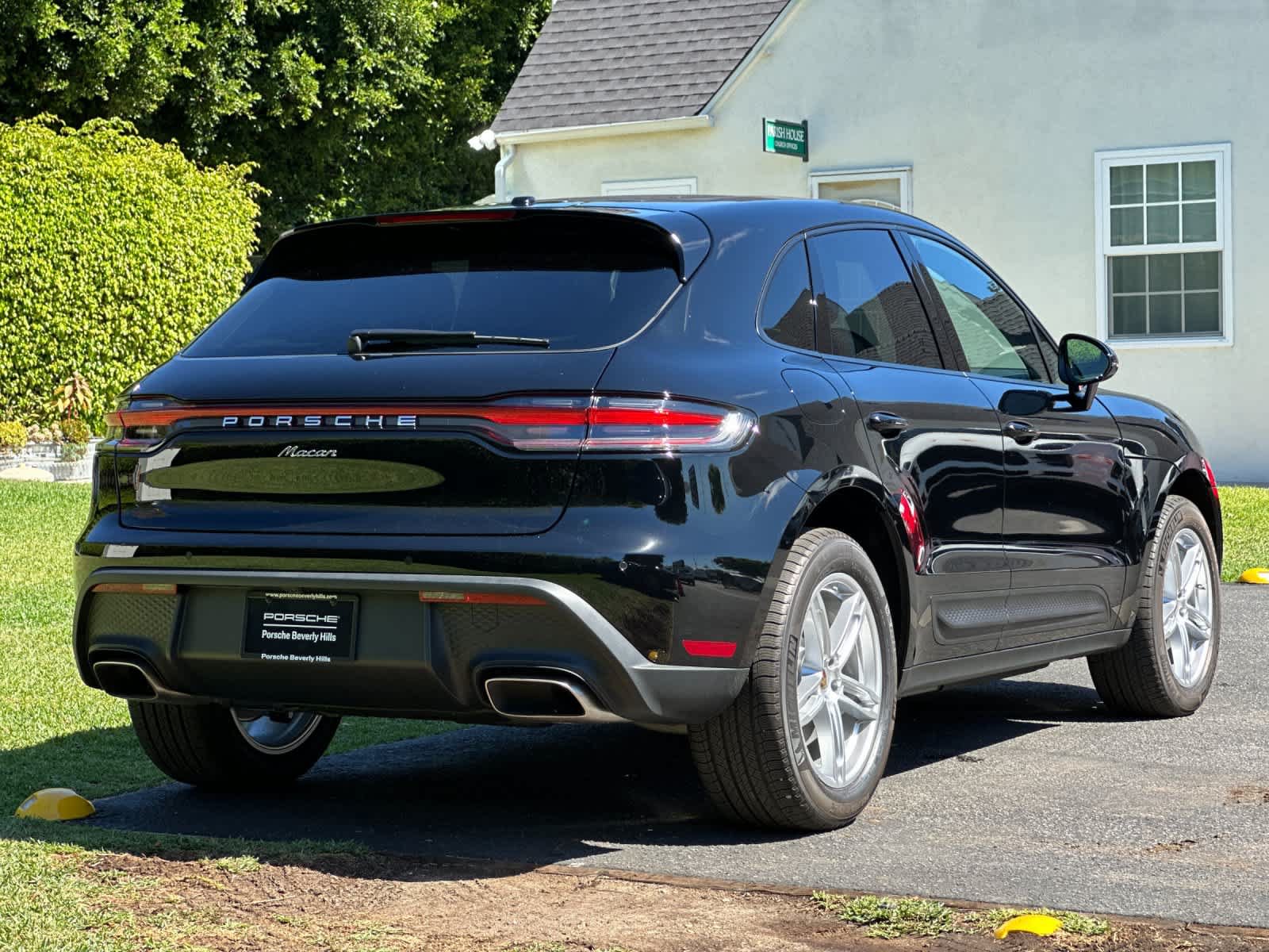 Certified 2025 Porsche Macan AWD/4WD image 8