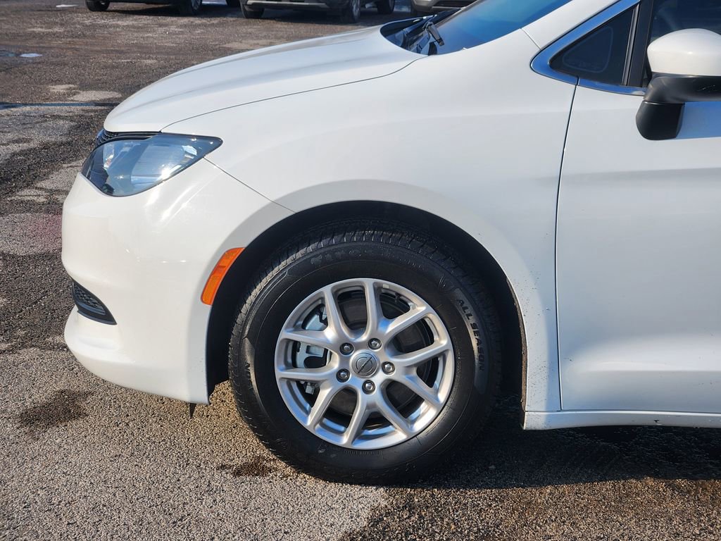Used 2023 Chrysler Voyager LX image 8