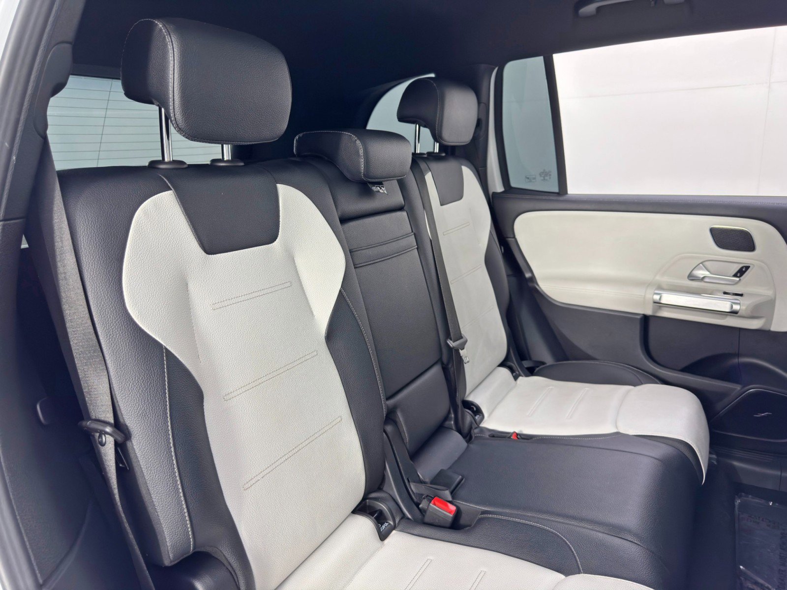 Used 2021 Mercedes-Benz GLB 35 AMG 4MATIC image 40