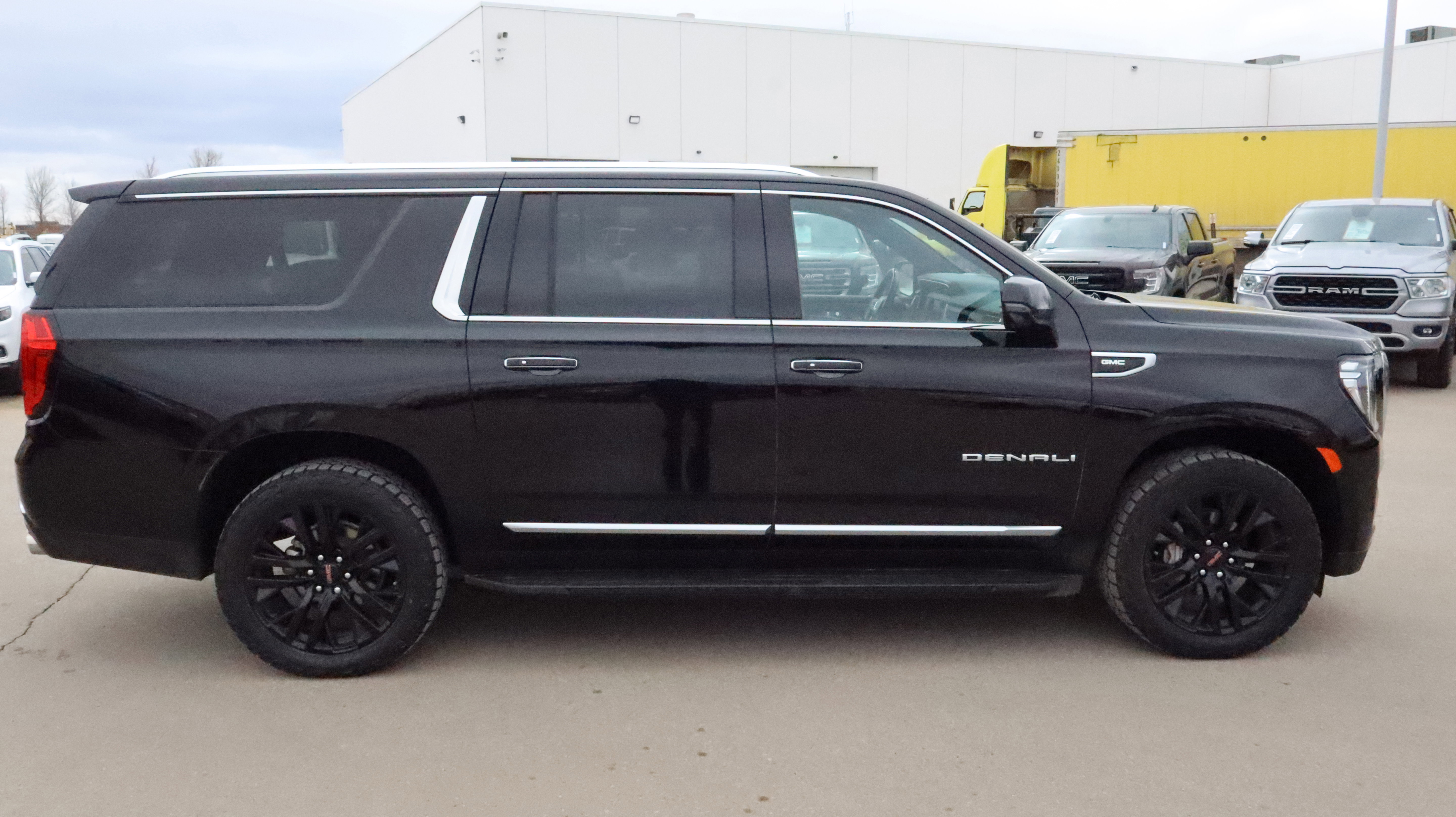 Certified 2024 GMC Yukon XL Denali AWD/4WD image 8