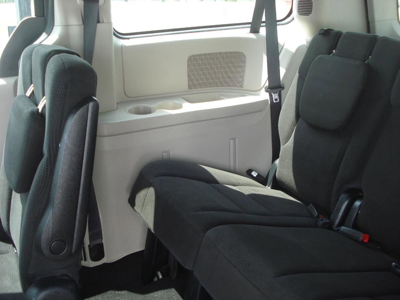 Used 2016 Dodge Grand Caravan SE image 35