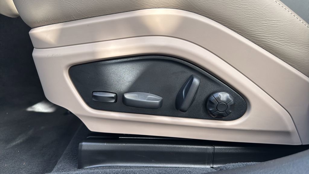 Certified 2025 Porsche Panamera image 7