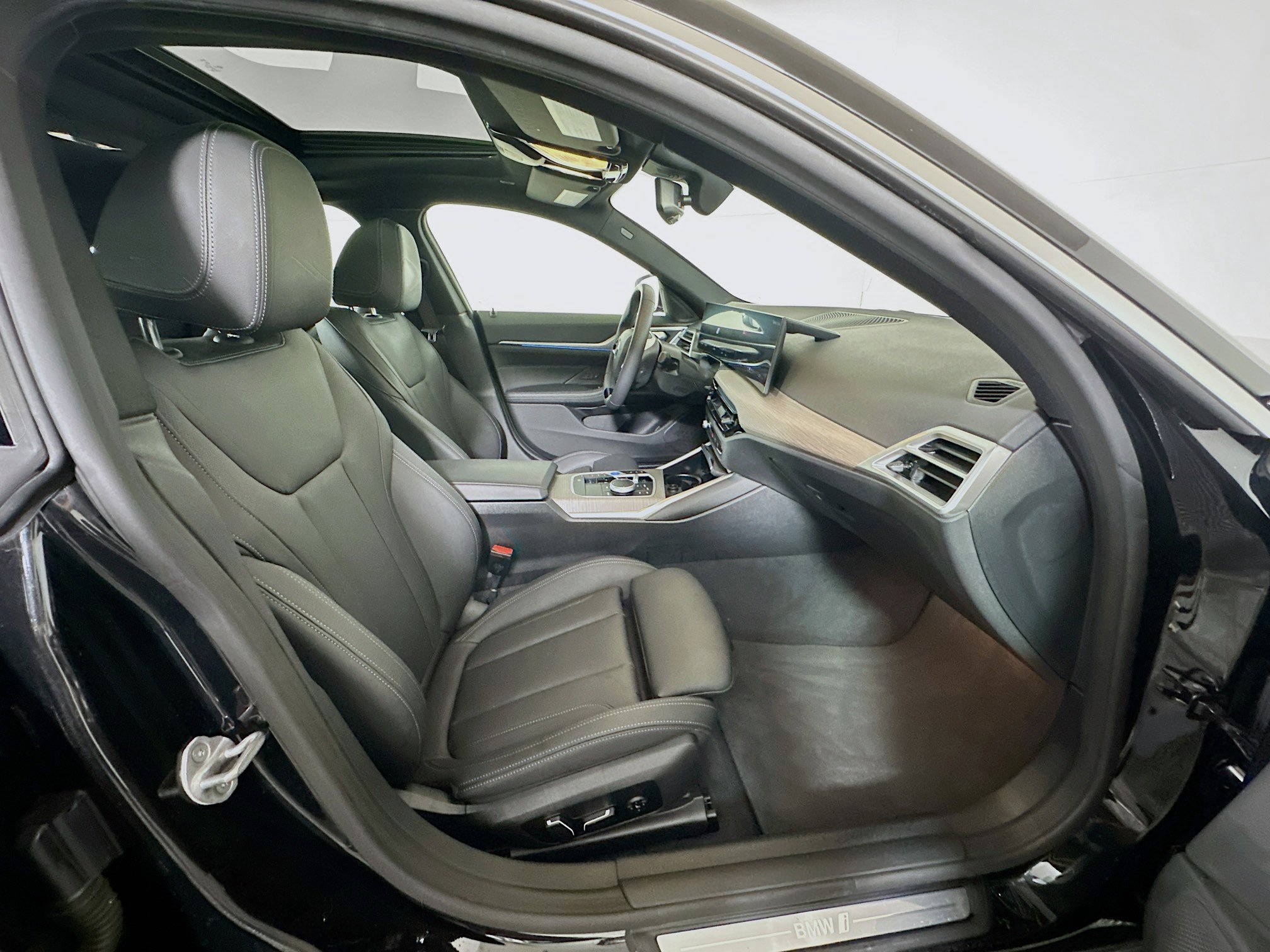 Used 2025 BMW i4 eDrive40 image 33