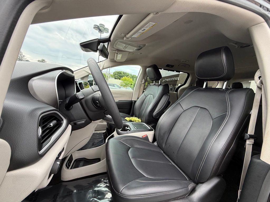 Used 2024 Chrysler Pacifica Touring-L FWD image 21