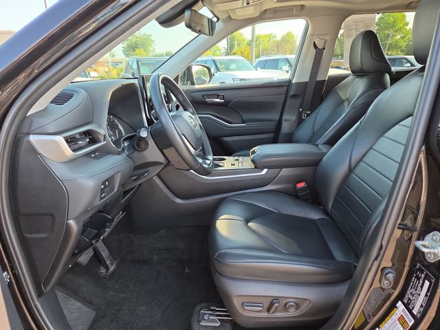 Used 2023 Toyota Highlander XLE AWD/4WD image 23