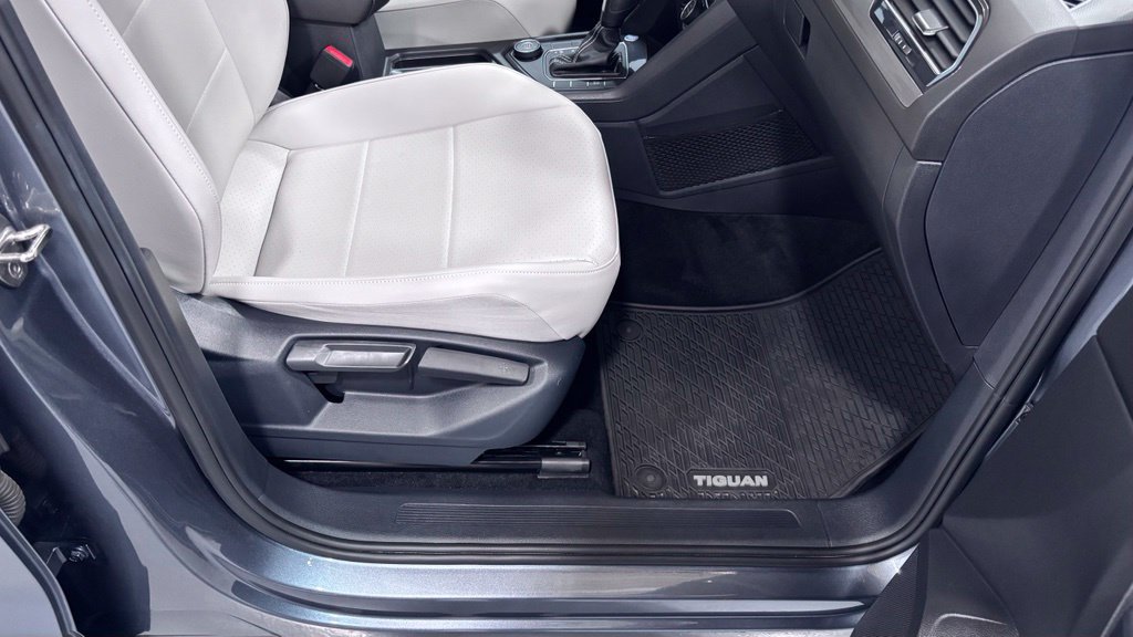 Used 2021 Volkswagen Tiguan SE AWD/4WD image 18
