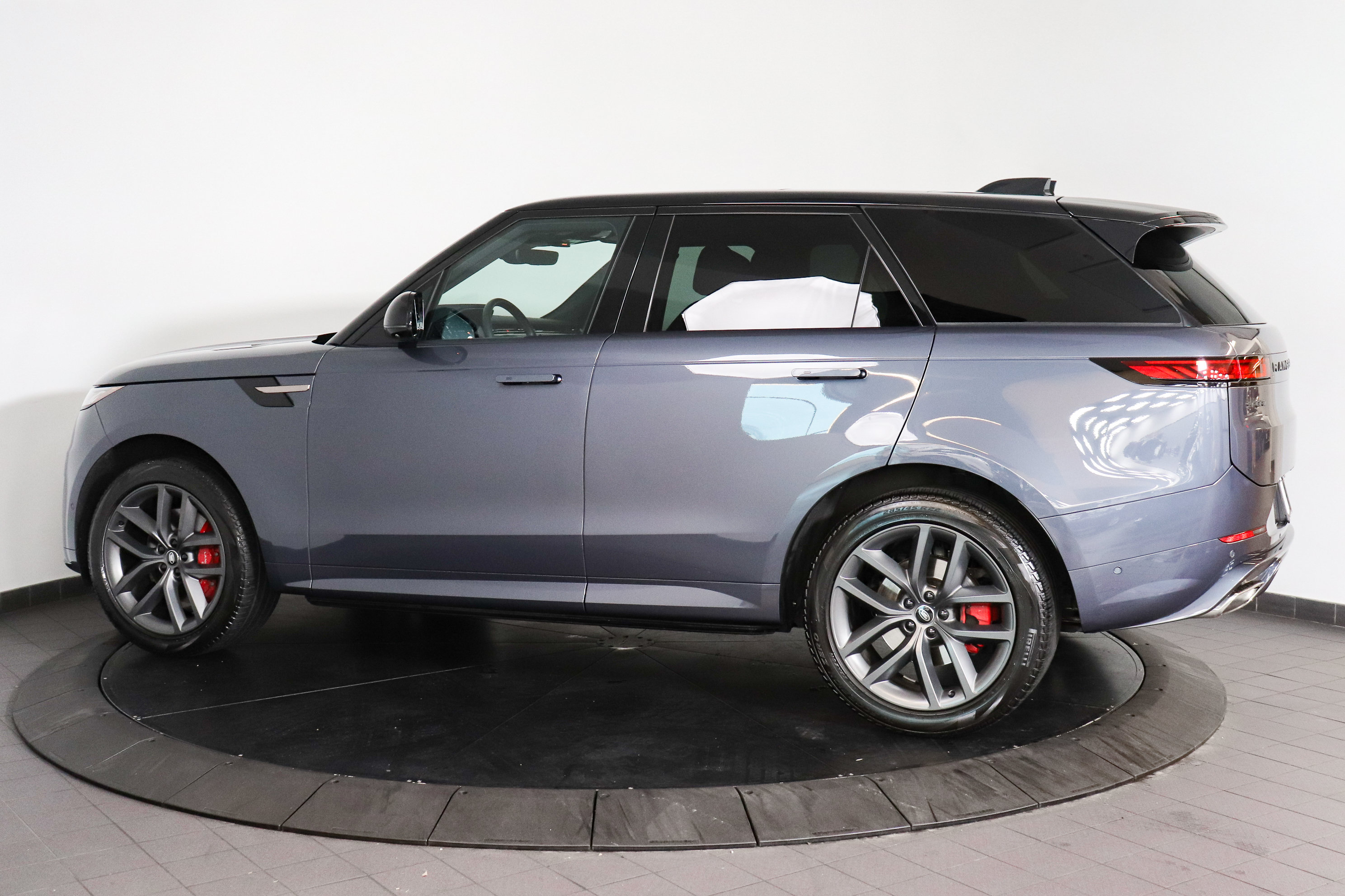 Used 2024 Land Rover Range Rover Sport Dynamic SE AWD/4WD image 3