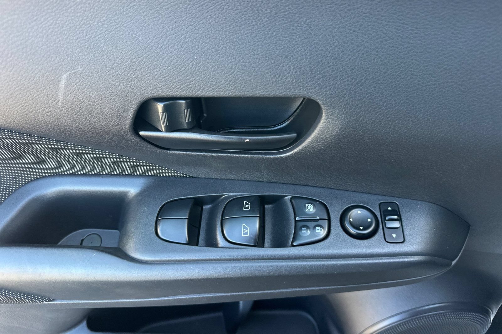 Used 2020 Nissan Kicks S FWD image 11