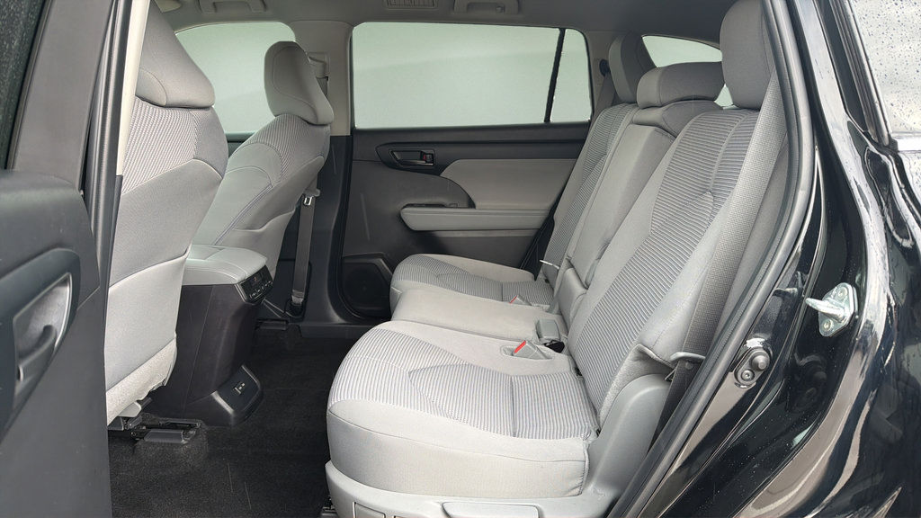 Used 2024 Toyota Highlander LE AWD/4WD image 17