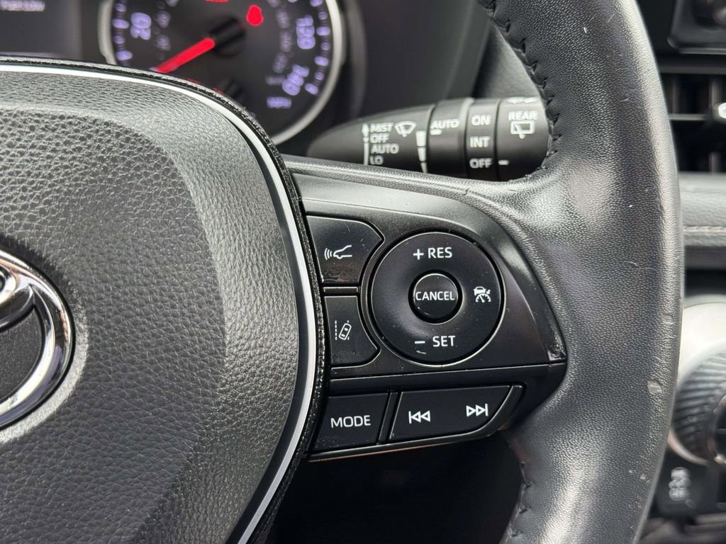 Used 2020 Toyota RAV4 XLE Premium image 12