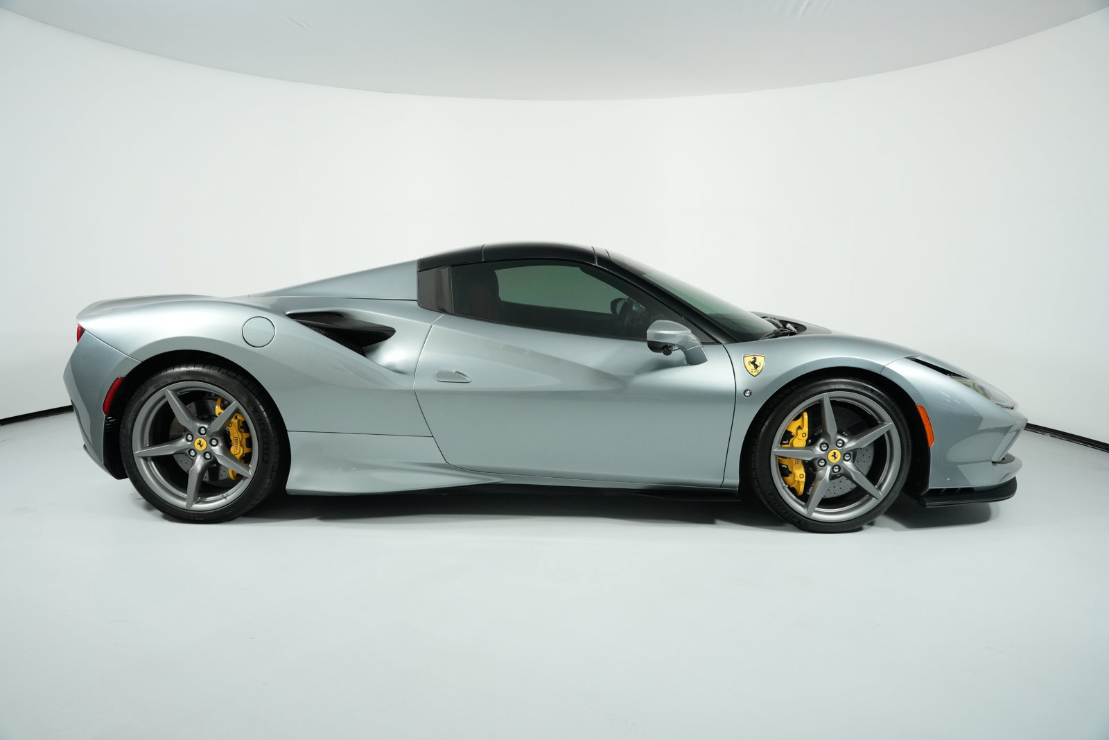 Used 2021 Ferrari F8 Spider RWD image 16