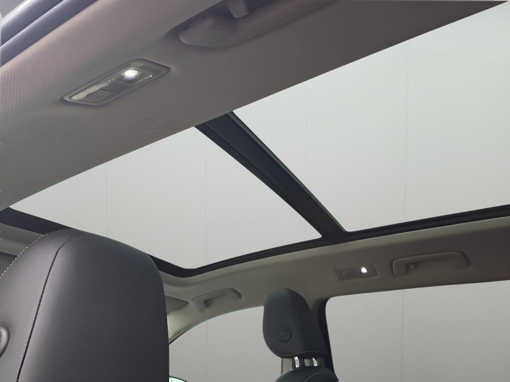 Used 2023 Volkswagen Taos SE w/ Panoramic Sunroof Package FWD image 11