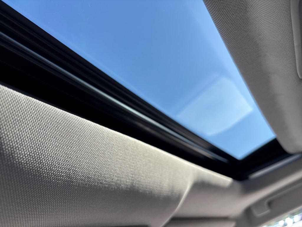 Used 2020 Toyota Highlander Limited FWD image 18