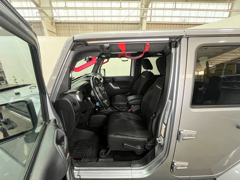 Used 2015 Jeep Wrangler Unlimited Rubicon w/ Connectivity Group AWD/4WD image 17