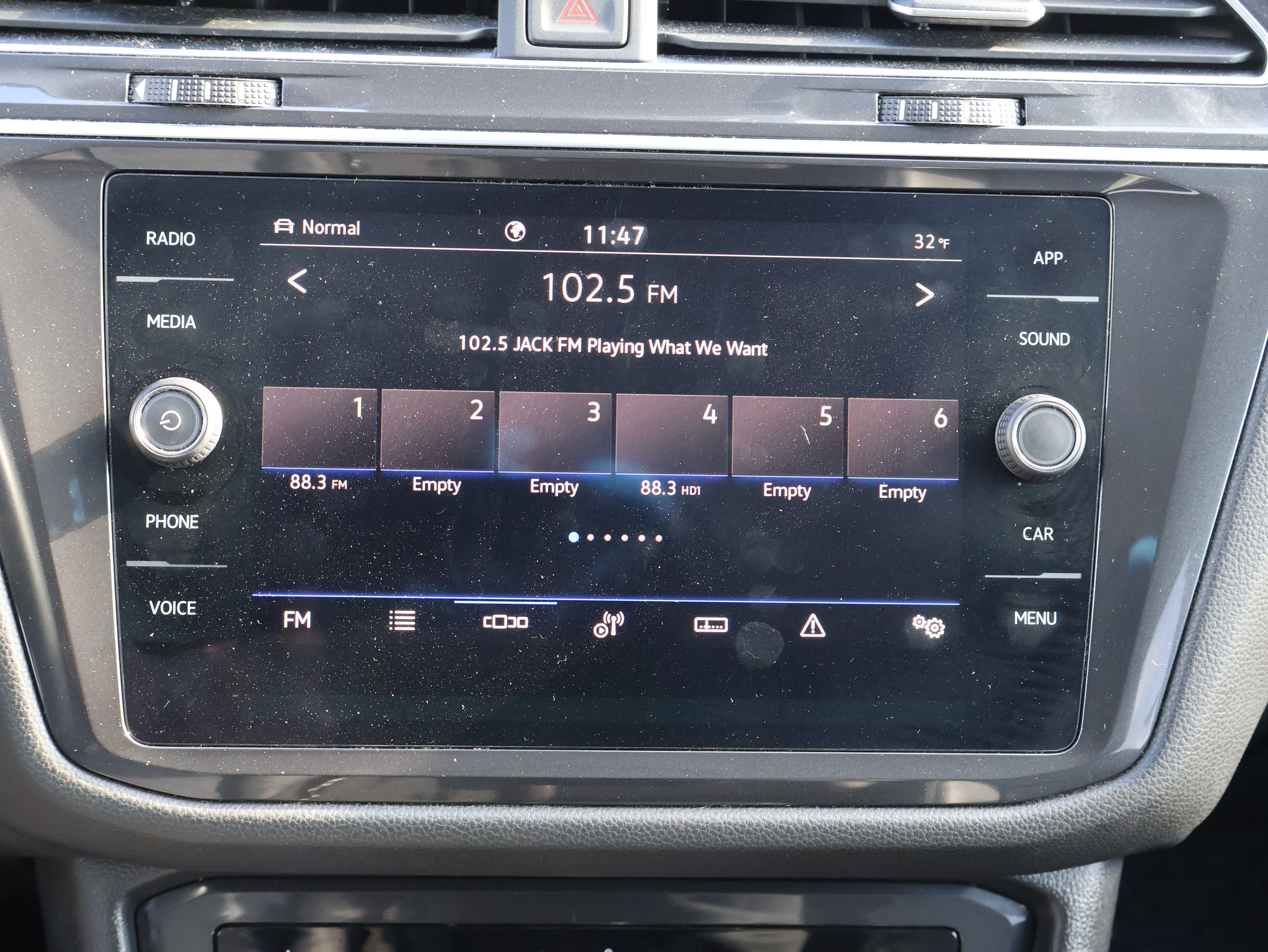 Used 2022 Volkswagen Tiguan SE w/ Panoramic Sunroof Package image 25