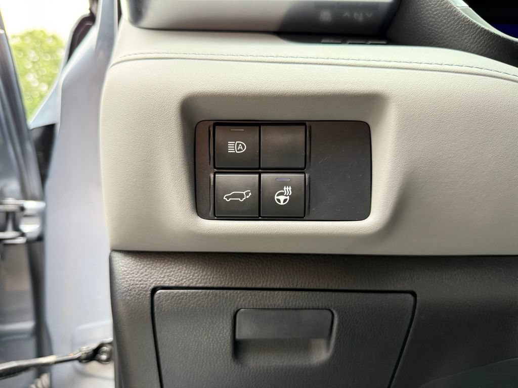 Used 2020 Toyota Highlander Limited FWD image 22