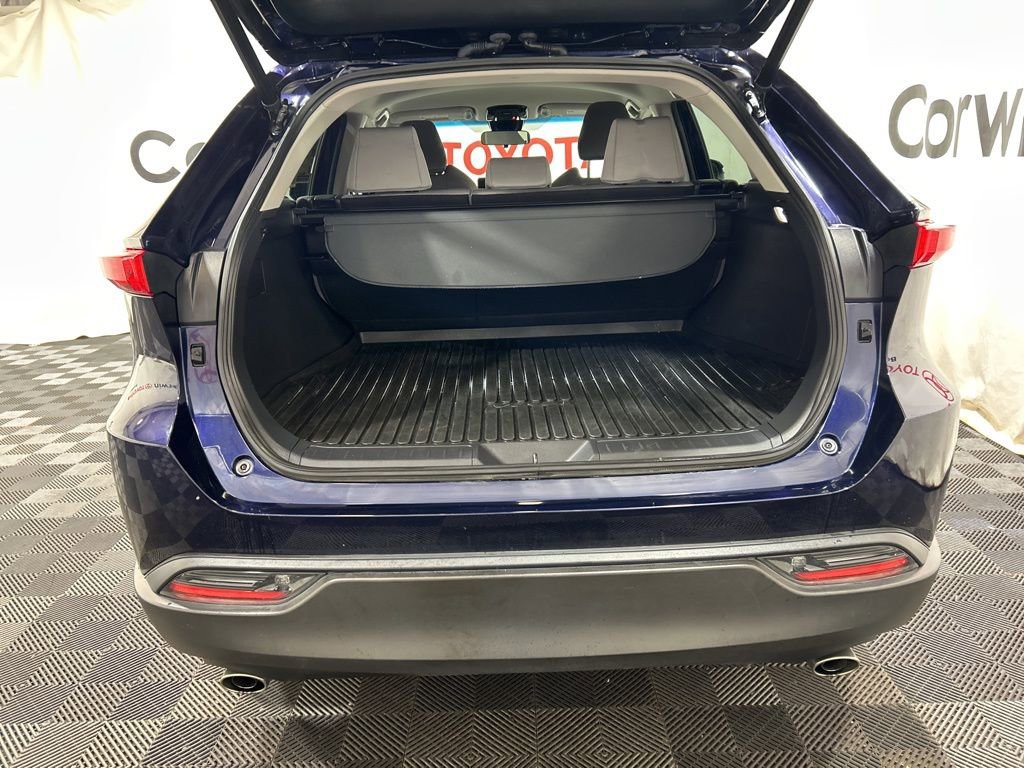 Used 2022 Toyota Venza LE image 15