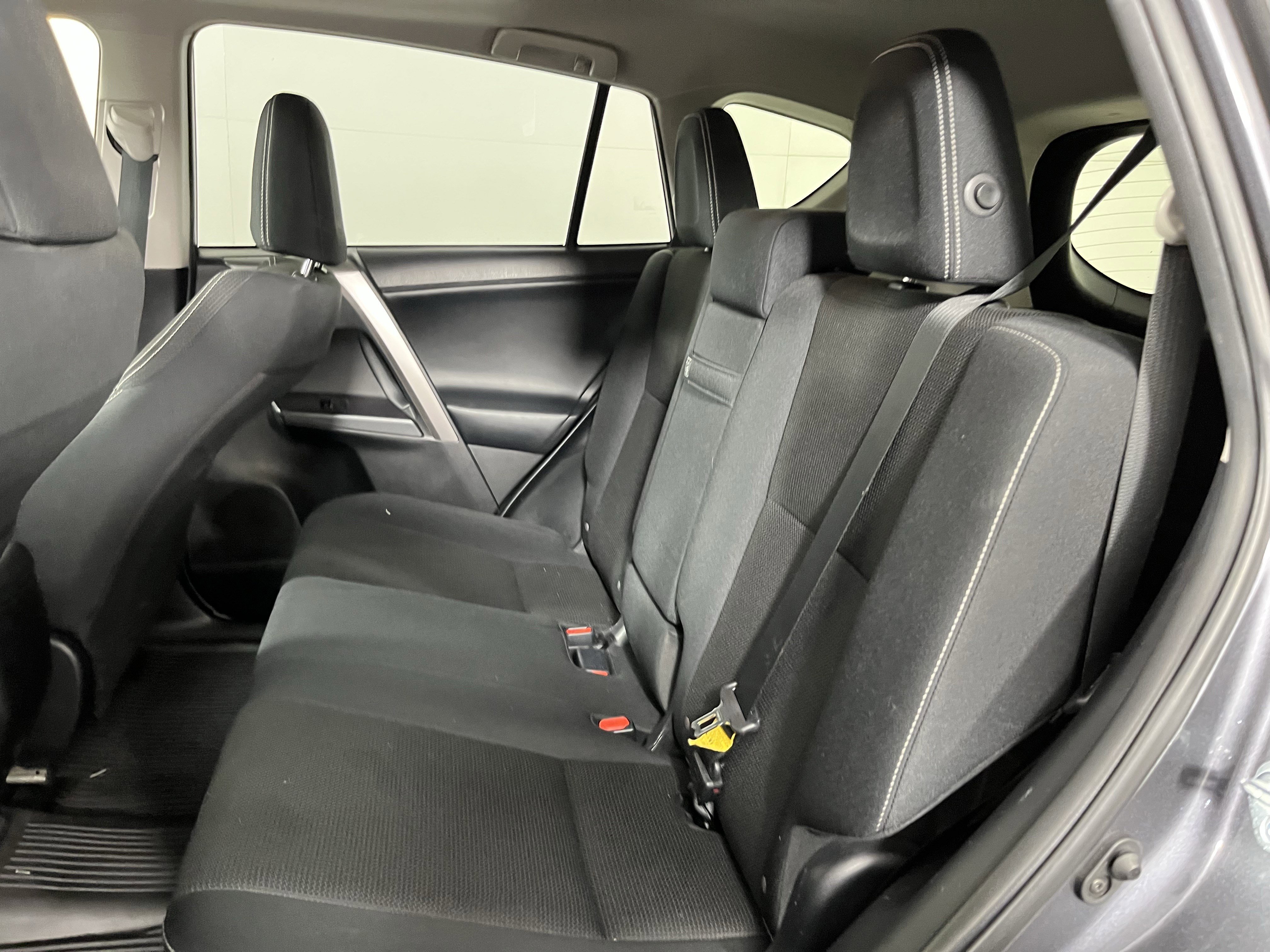 Used 2018 Toyota RAV4 XLE AWD/4WD image 14