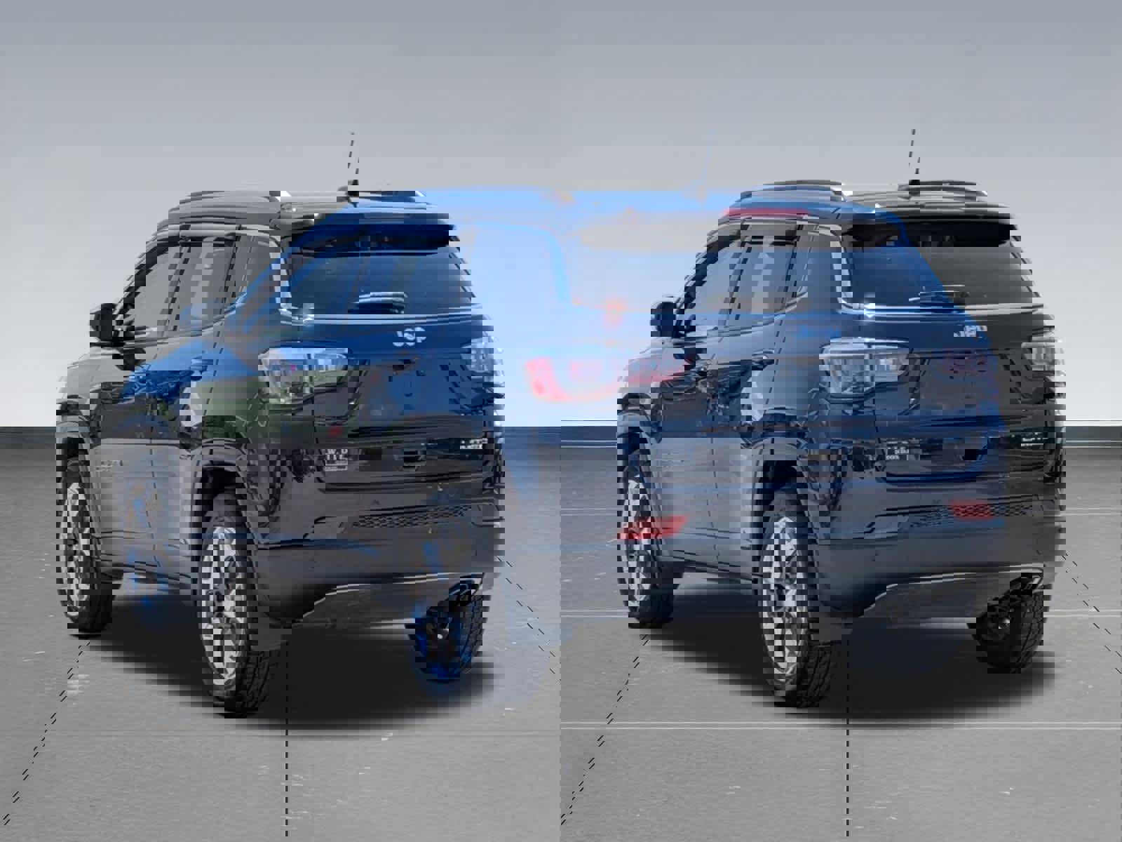 Used 2018 Jeep Compass Limited w/ Navigation Group FWD image 3