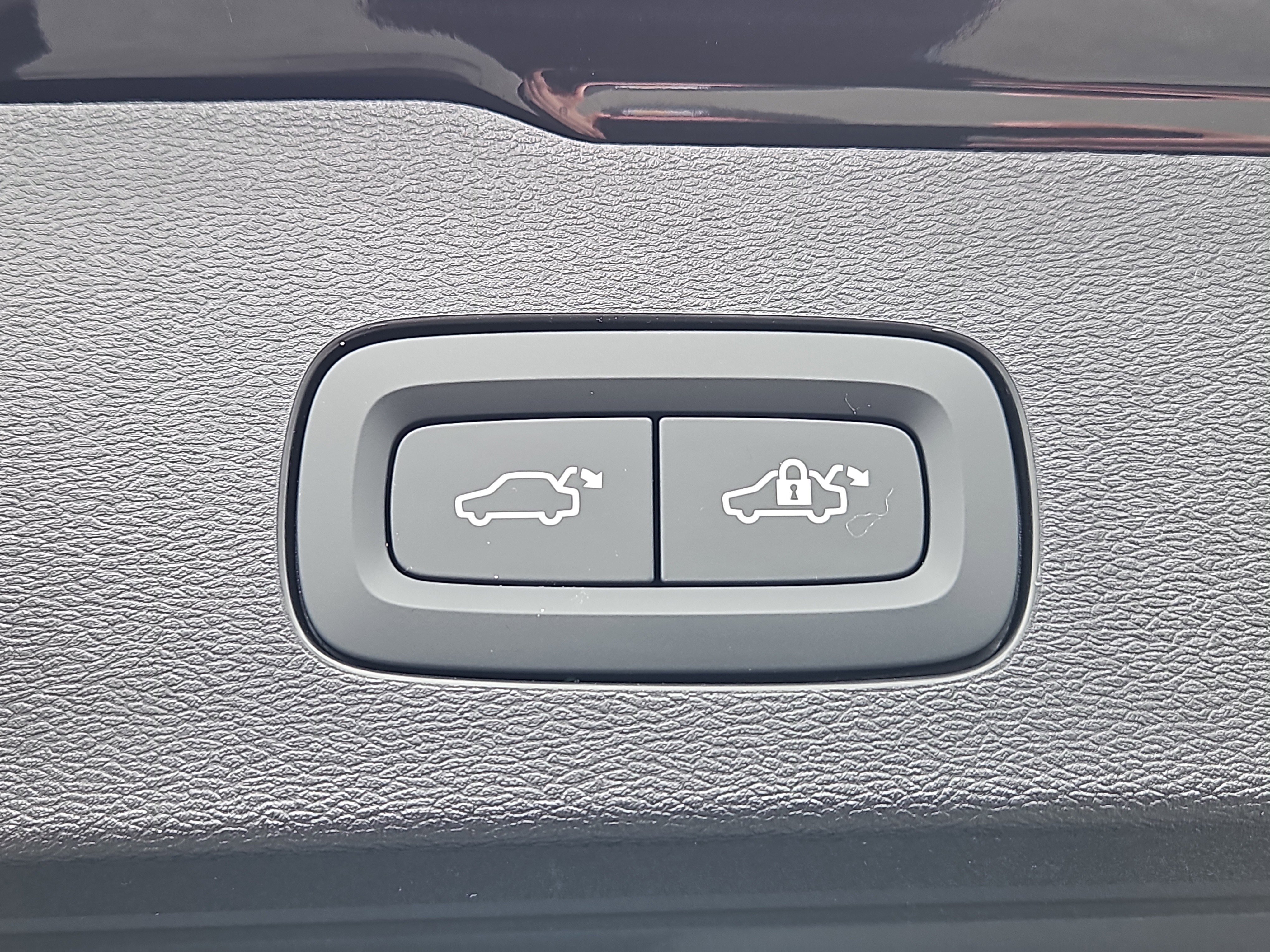 New 2026 Volvo V60 B5 Cross Country Ultra w/ Protection Package Premier image 13