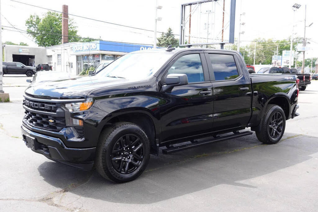 Used 2023 Chevrolet Silverado 1500 Custom AWD/4WD image 2