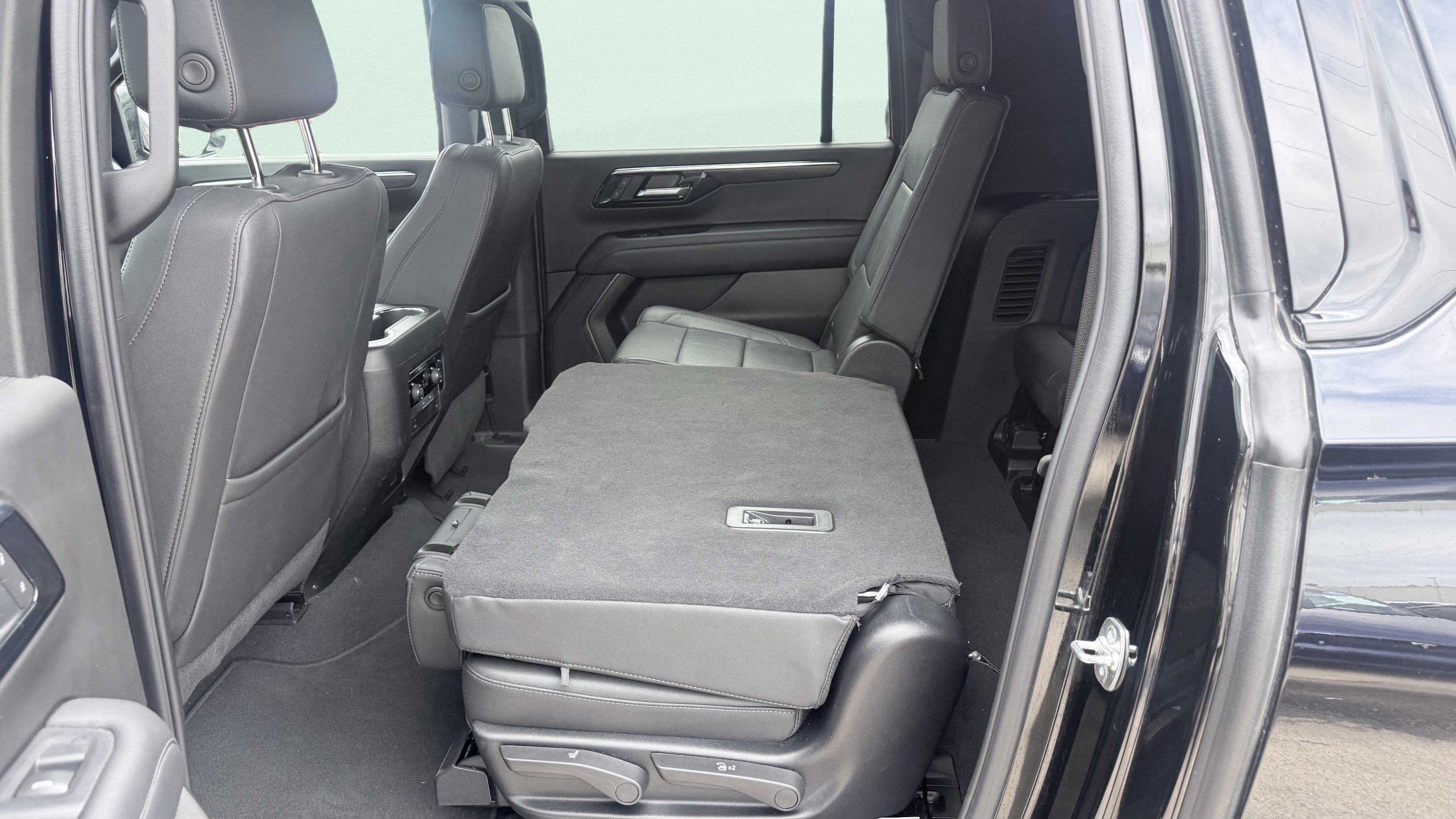 Used 2025 Chevrolet Suburban Z71 AWD/4WD image 39