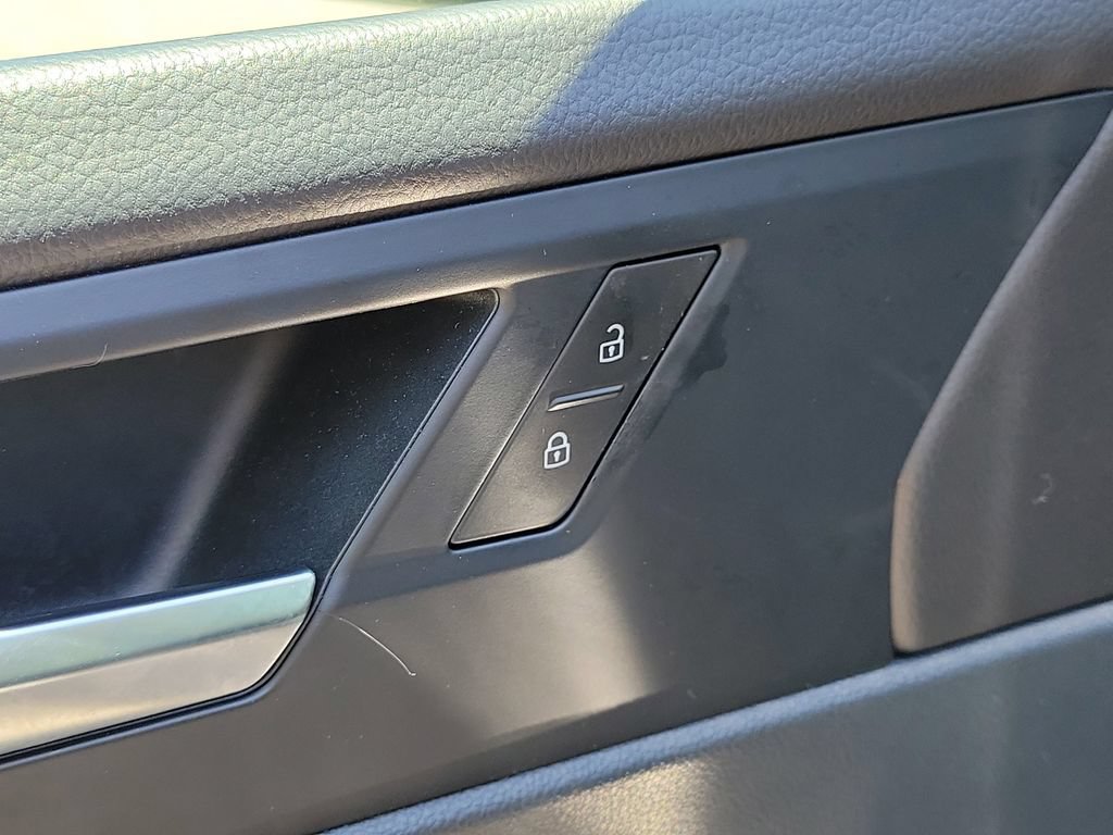 Used 2025 Volkswagen Jetta SE w/ Sunroof Package FWD image 16