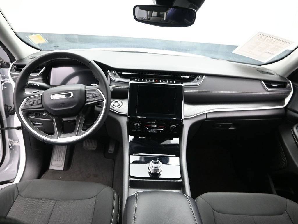 Used 2023 Jeep Grand Cherokee Laredo AWD/4WD image 23