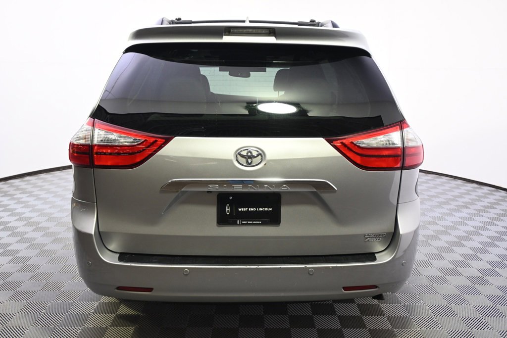 Used 2017 Toyota Sienna Limited Premium image 4