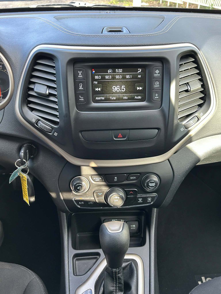 Used 2017 Jeep Cherokee Latitude FWD image 7
