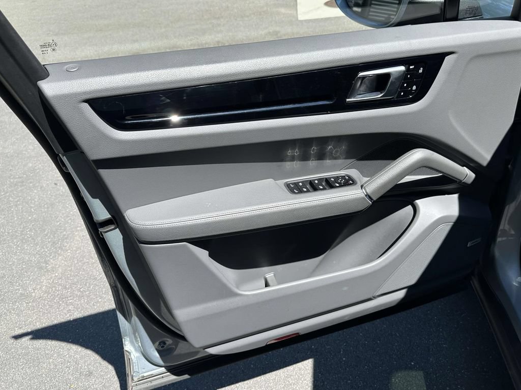 Used 2020 Porsche Cayenne AWD/4WD image 18
