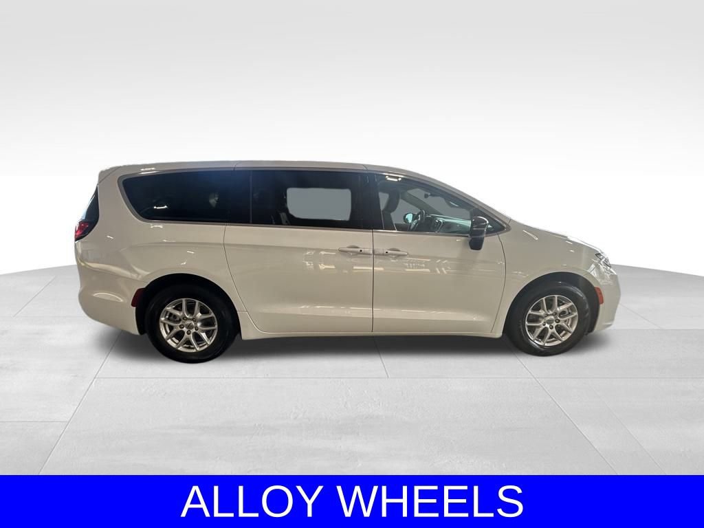 Used 2024 Chrysler Pacifica Touring-L image 3